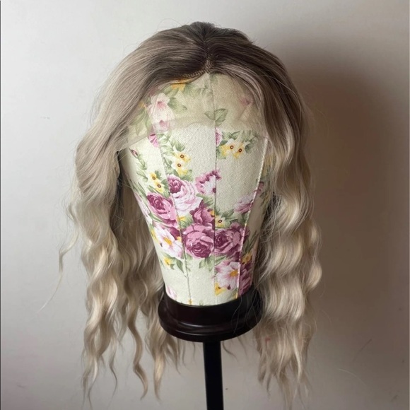 - 💫 18” PLATINUM BLONDE BROWN ROOTS WAVY LACE FRONT WIG * NEW* - Picture 2 of 11